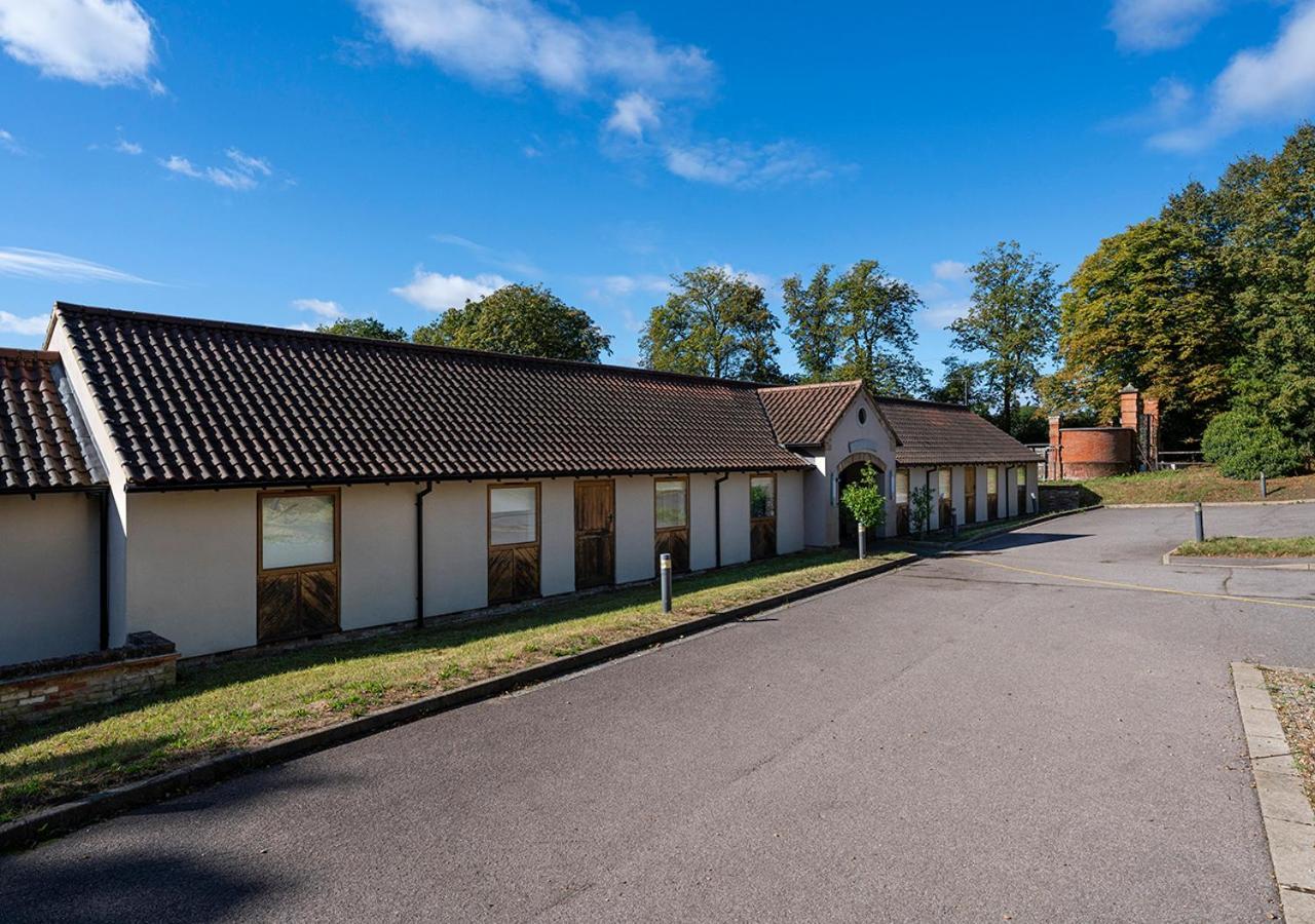Hotel The Ridings At Theobalds Park Goff's Oak Esterno foto
